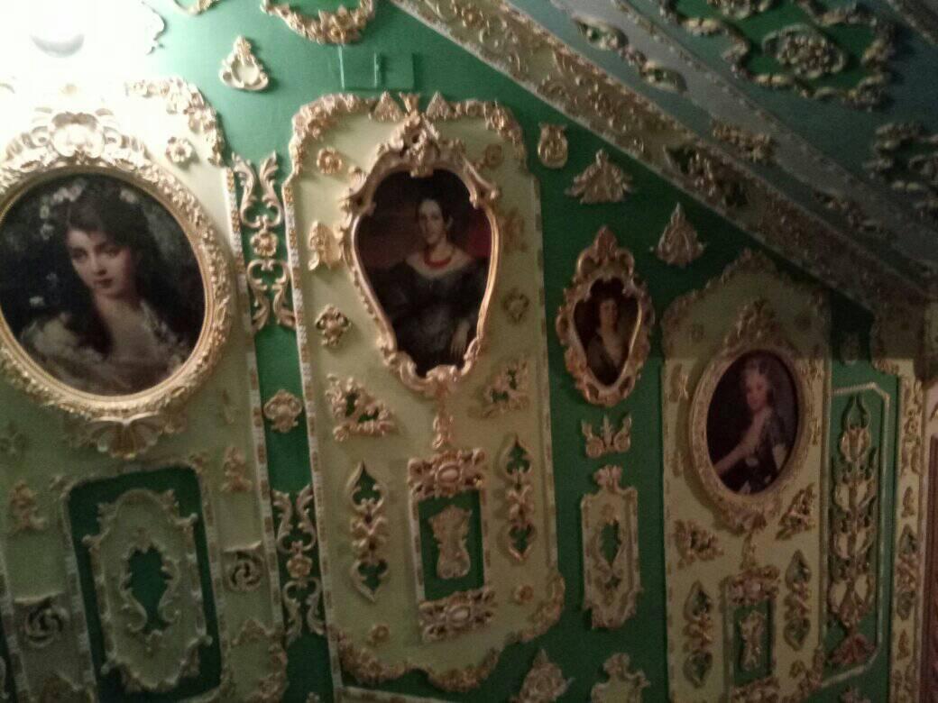 Пенсионер превратил подъезд в Киеве в настоящий Версаль: лепнина, позолота и много картин