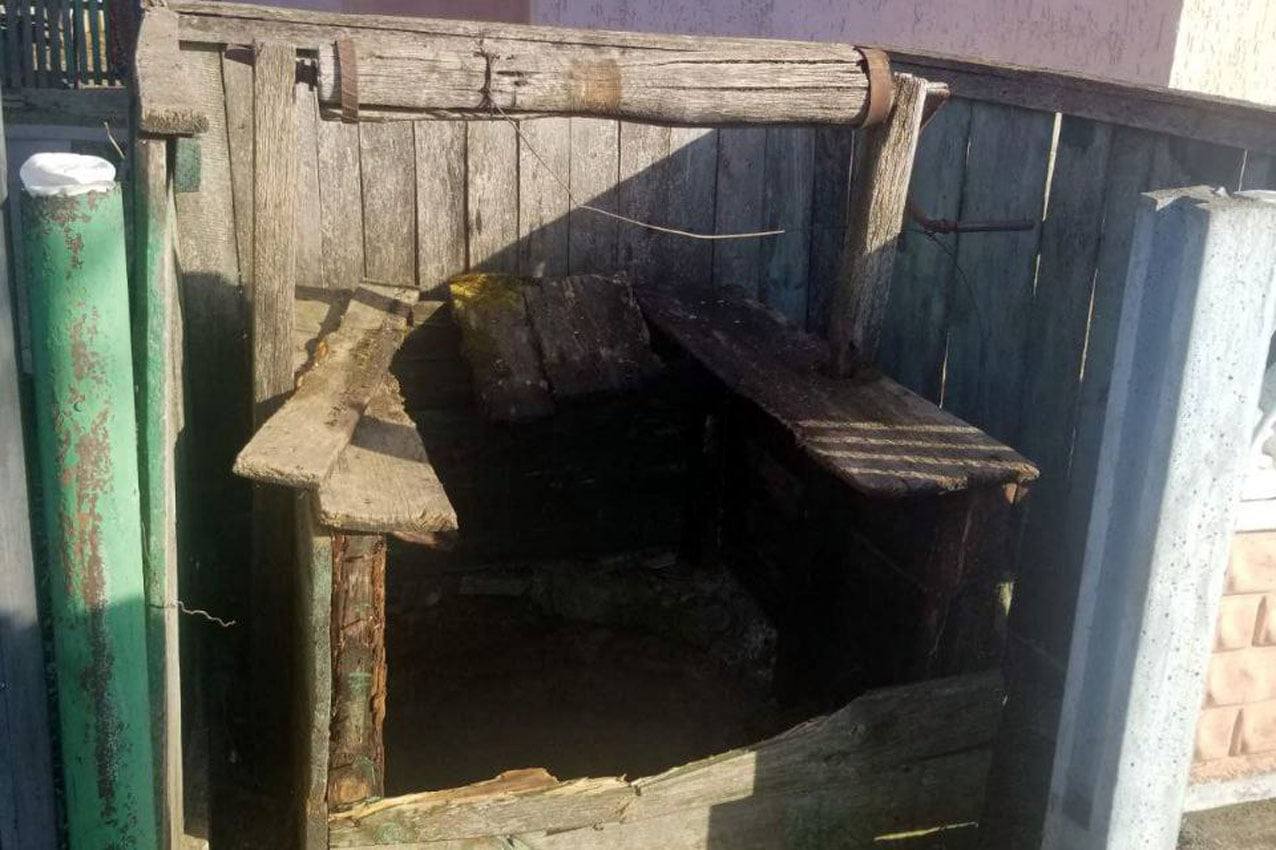 Под Хмельницким девочка упала в 17-метровый колодец, и мать бросилась за ней