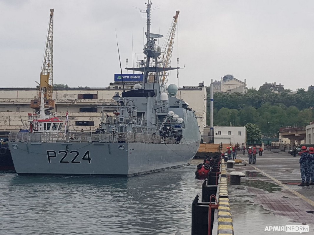 Корабль Королевского флота Британии вошел в порт Одессы: фото судна