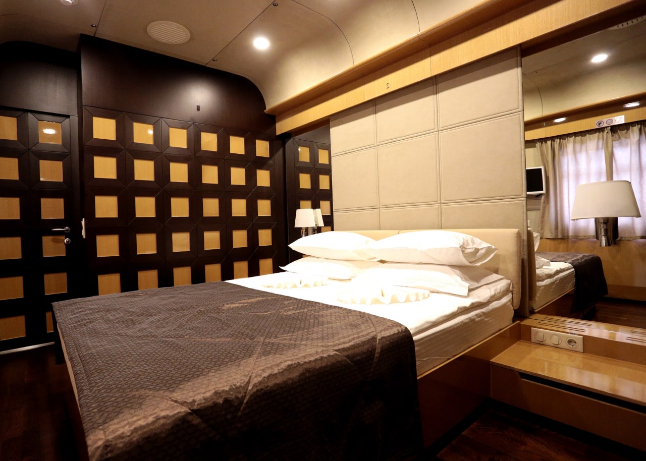 Кухня, спальня и душ: фото самых роскошных вагонов Укрзализныци