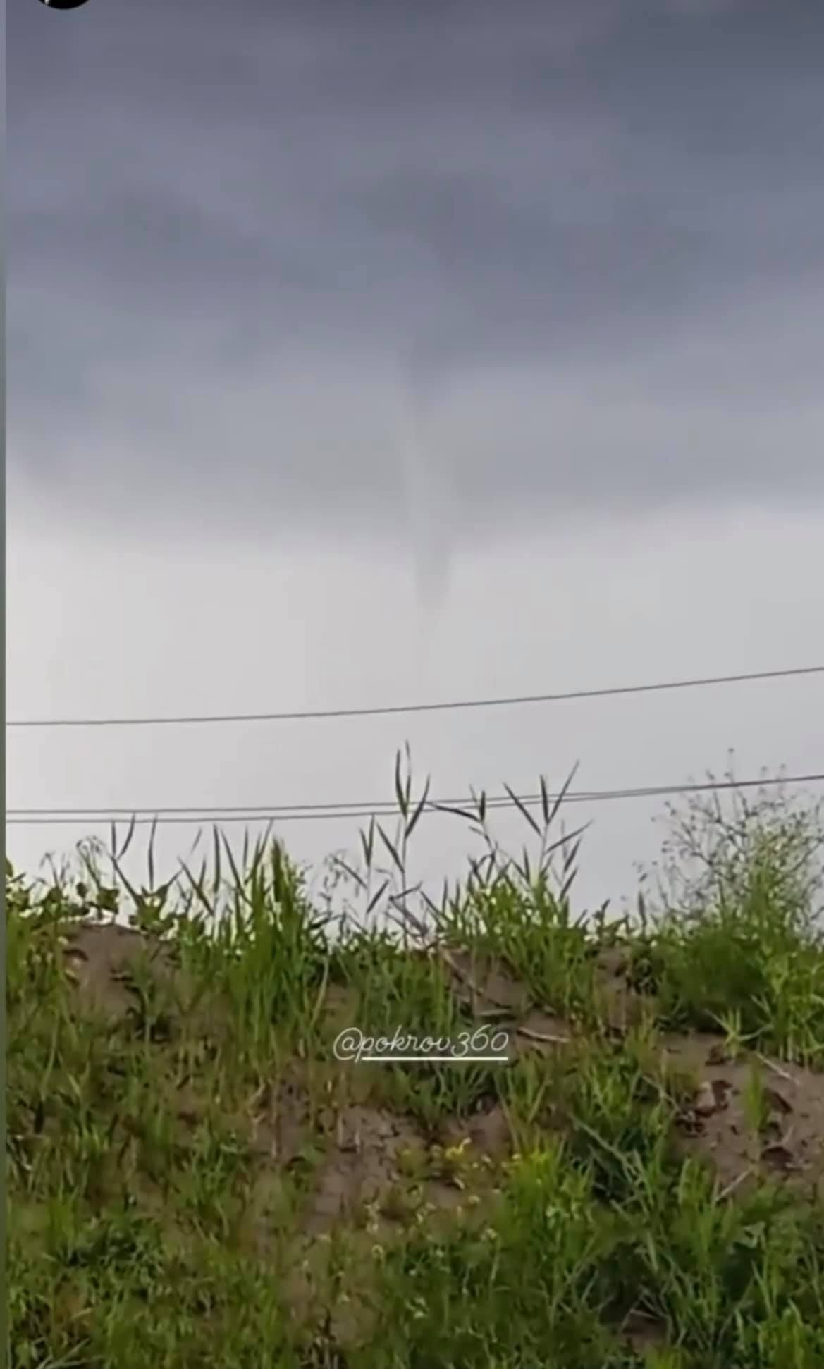Жителей города под Днепром напугал необычный смерч в небе (фото)
