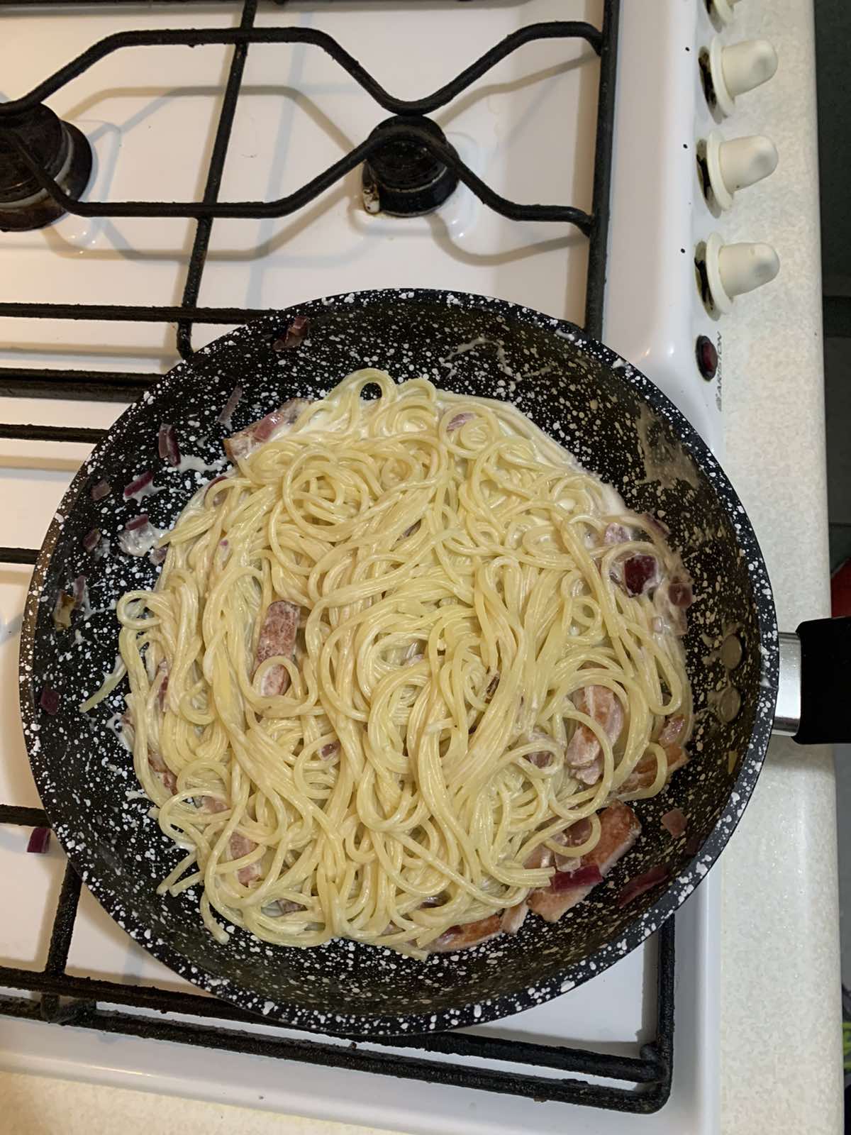 Шеф-кухар розповів, як легко приготувати ресторанну пасту "Карбонара" вдома