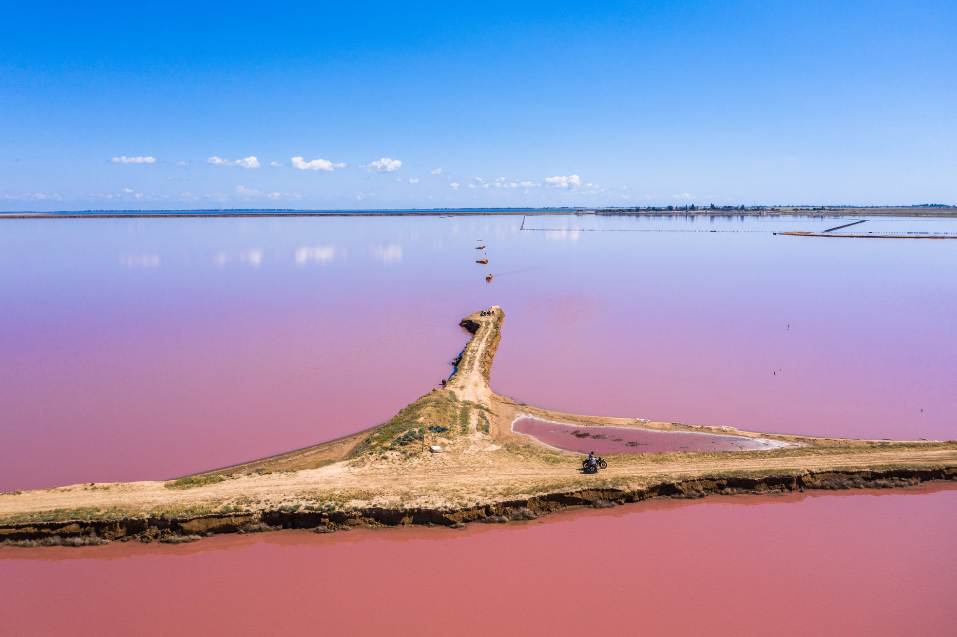 Українців вразив вигляд з висоти на Рожеве озеро: вражаючі фото та відео