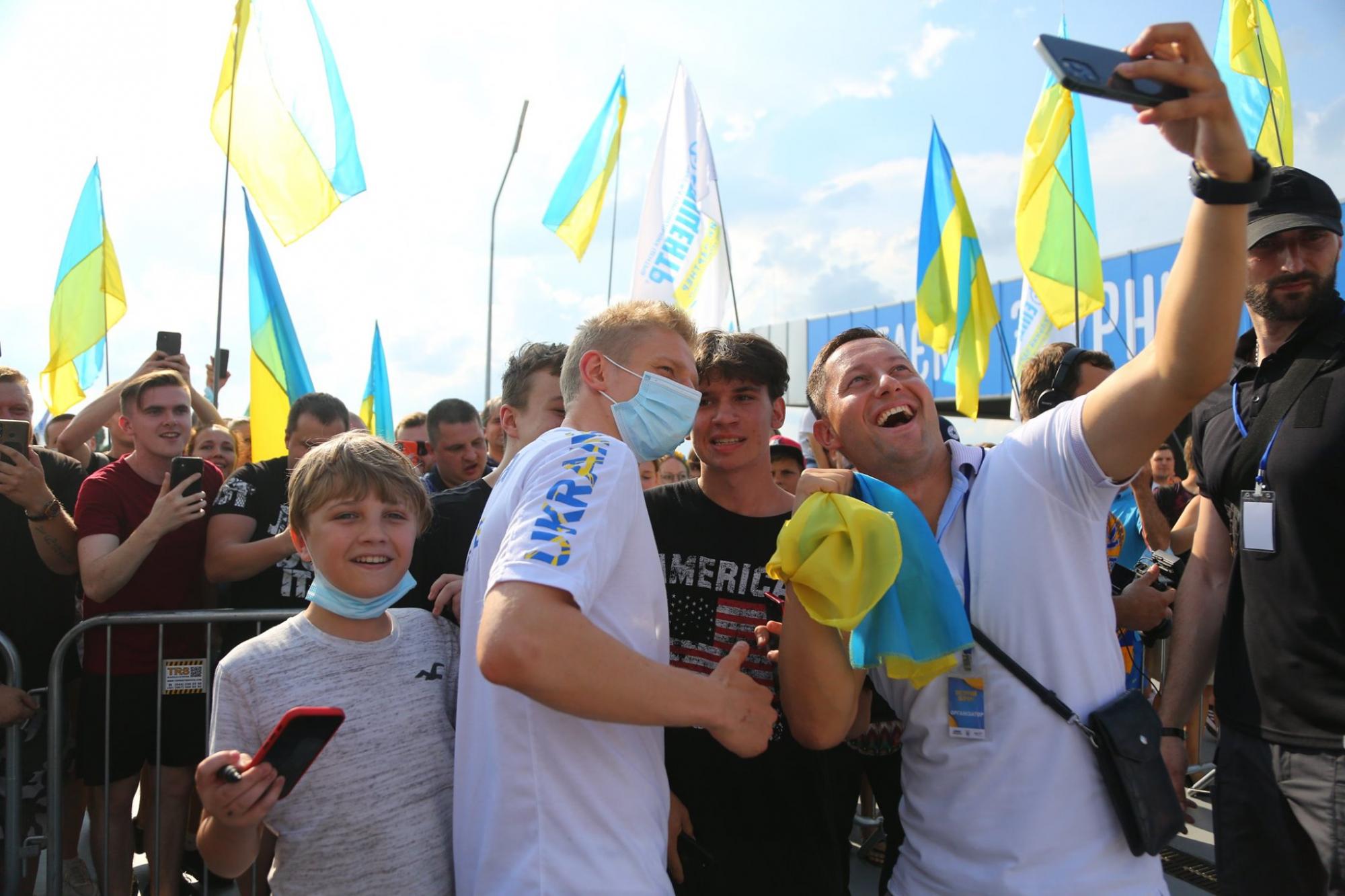 Сборная Украины вернулась домой: яркие фото и видео из "Борисполя"