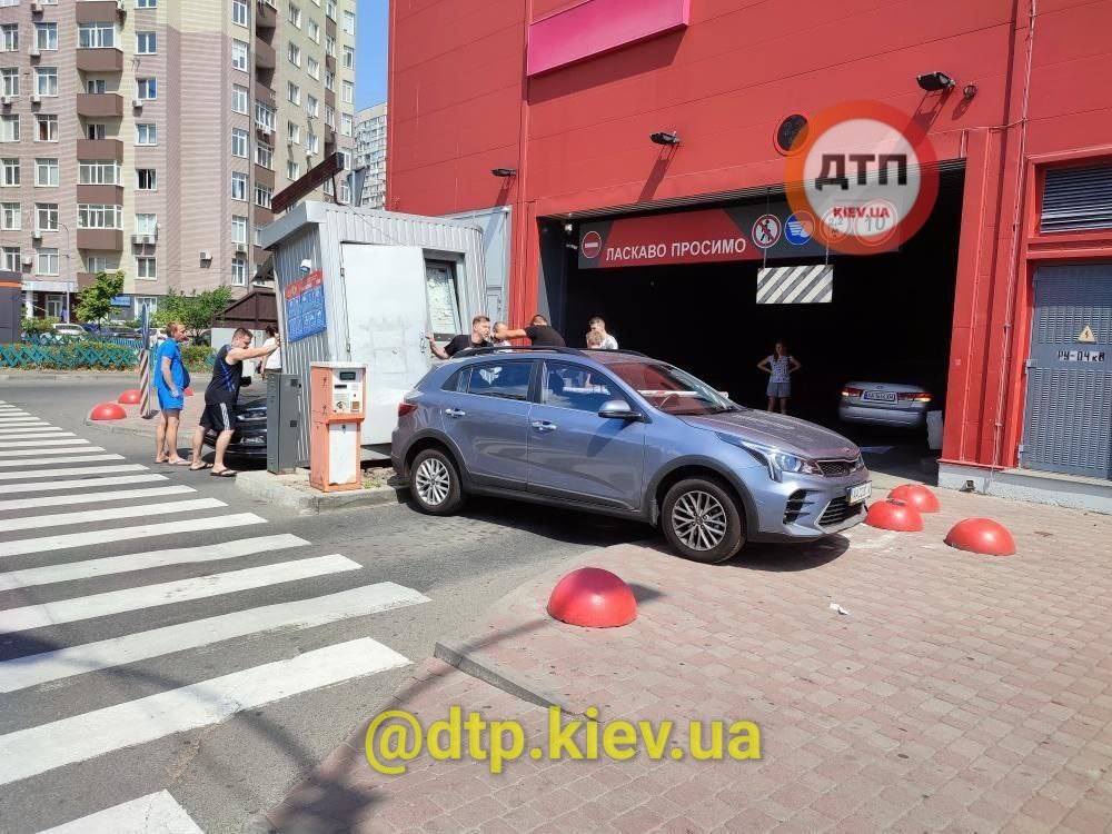 В Киеве женщина протаранила будку парковщика, которая упала на авто: фото и видео инцидента