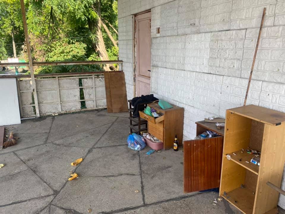 Пиво, сигареты и дихлофос: в сети показали детский оздоровительный лагерь в Одессе (фото)