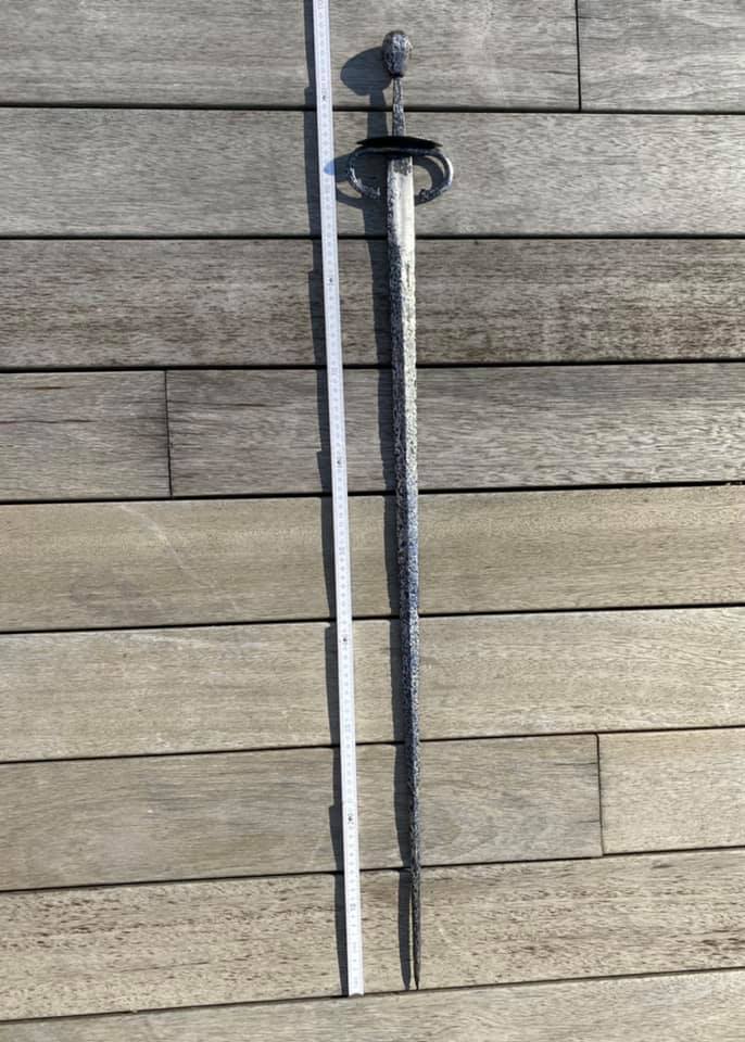 Под Тернополем археологи нашли уникальный 500-летний меч (фото)