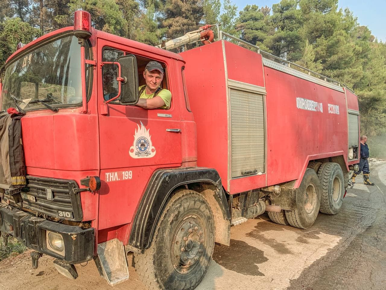 Украинцы спасли от страшных пожаров в Греции жилой дом (фото)