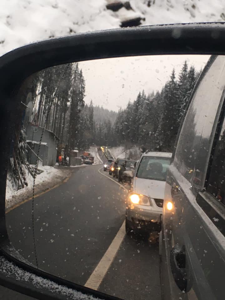 Перший день локдауну: кілометрові черги з авто на Буковель показали на фото