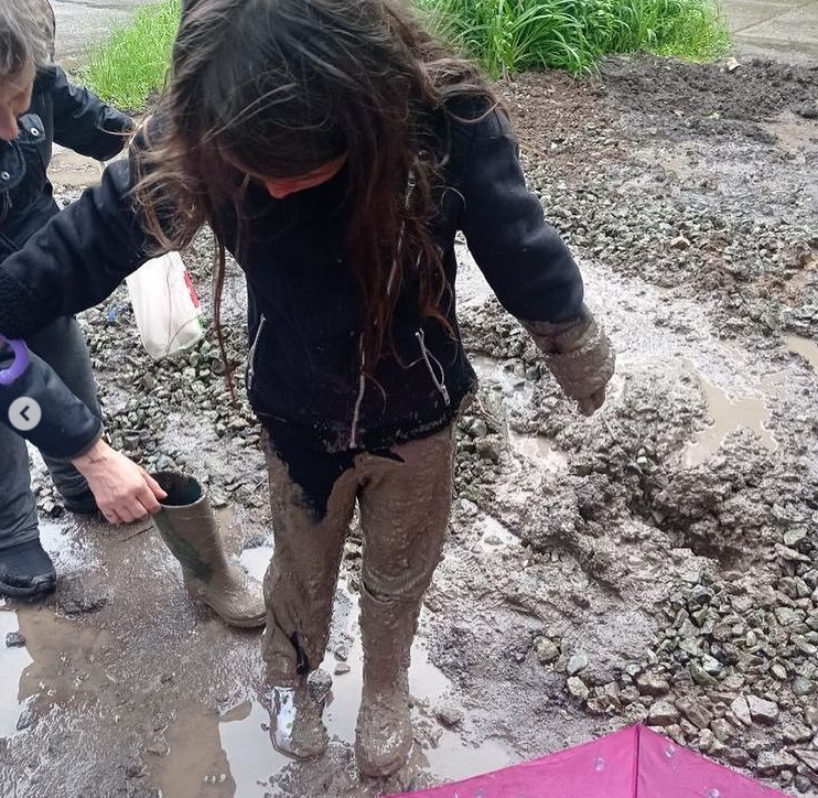 У Кривому Розі дівчинку засмоктала трясовина з щебеню від комунальників: огороджувати не стали