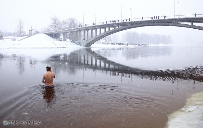 Чи варто купатись у крижаній воді на Водохреща: пояснюють лікарі
