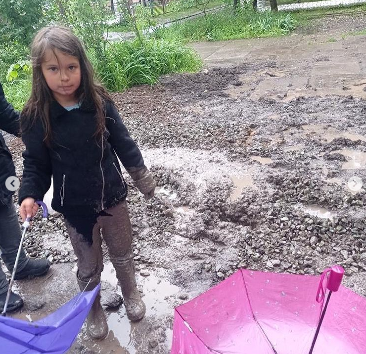 У Кривому Розі дівчинку засмоктала трясовина з щебеню від комунальників: огороджувати не стали