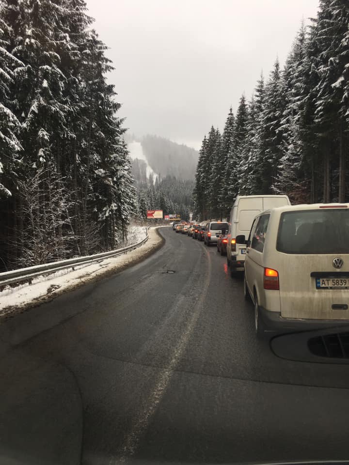 Перший день локдауну: кілометрові черги з авто на Буковель показали на фото