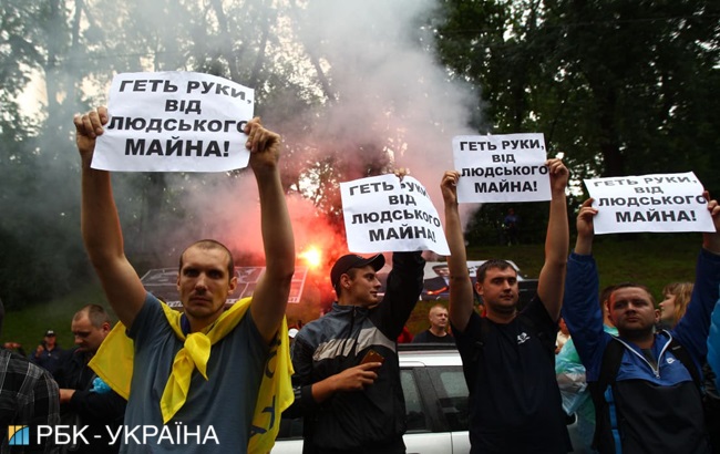 Під Радою триває мітинг власників автомобілів на єврономерах (трансляція)