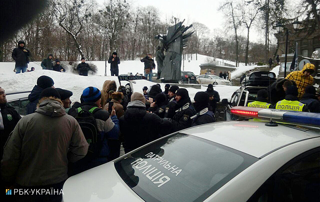 У Києві активісти рушили автопробігом до дому Порошенка