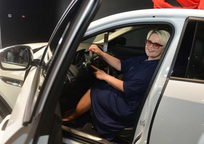 Компанія Heinemann Duty Free вручила переможцю промо-акції Buy &amp; Win новий Jaguar E-Pace