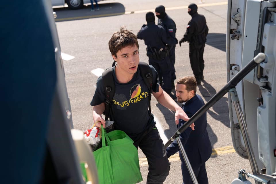 Соратники Зеленского показали, как вывозили пленных из Москвы (фото)