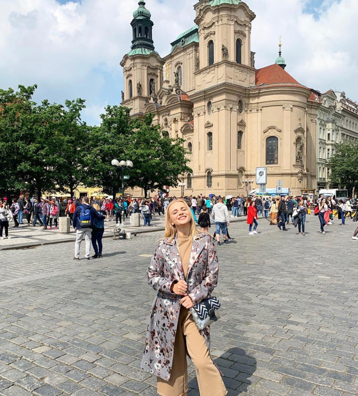 Стилист рассказала, как и с чем носить длинное пальто — must have сезона