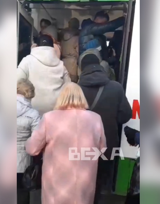 Украина погрузилась в транспортный коллапс: по 10 человек и все в масках