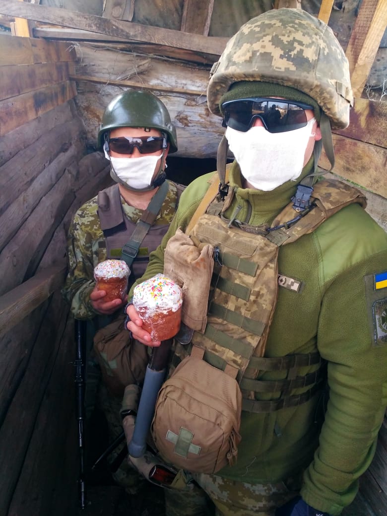 Украинские бойцы встретили Пасху на Донбассе: впечатляющие фото
