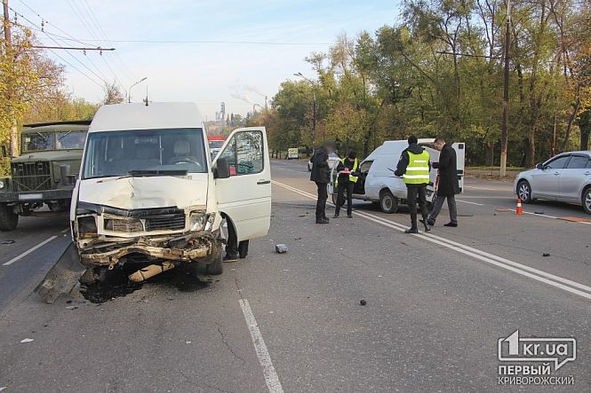 В Кривом Роге столкнулись пять авто: девять пострадавших