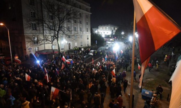 Польська опозиція заблокувала усі виходи з будівлі парламенту