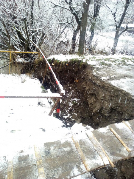 Паводок на Закарпатье: вода повредила бетонный мост