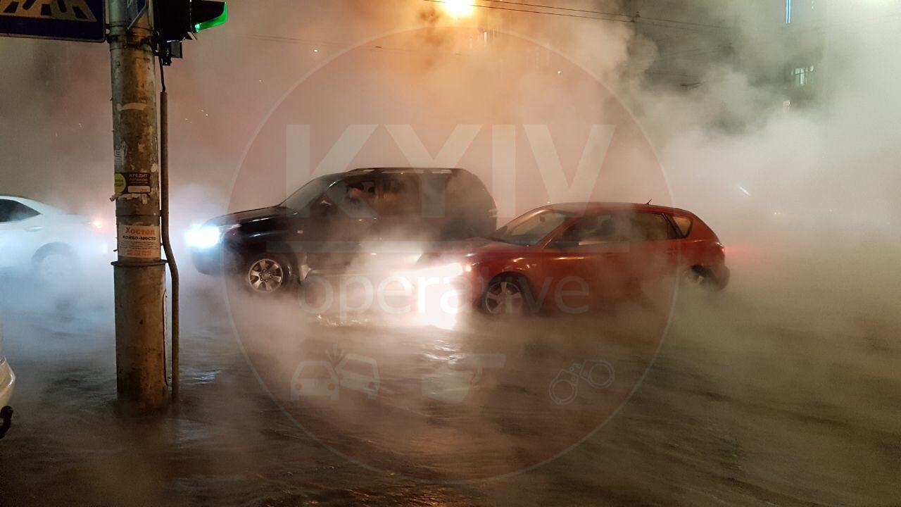 В Киеве на Шота Руставели прорвало трубу с горячей водой