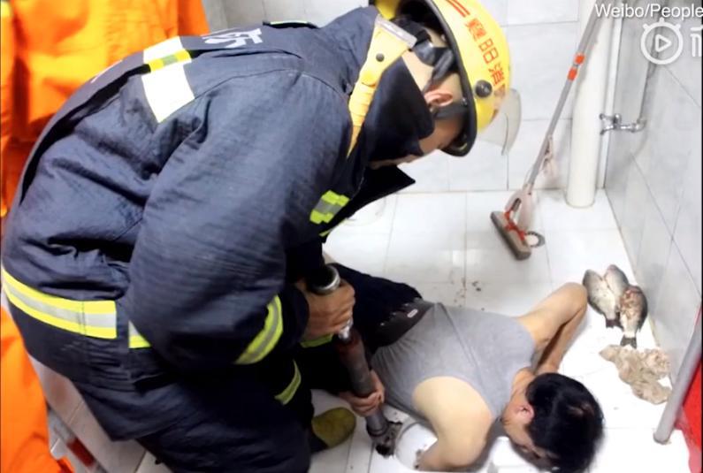 Застрявшему в туалете китайцу понадобилась помощь спасателей