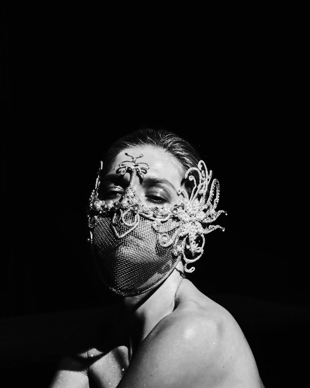 Восточная красавица: Брежнева заинтриговала экзотическим снимком