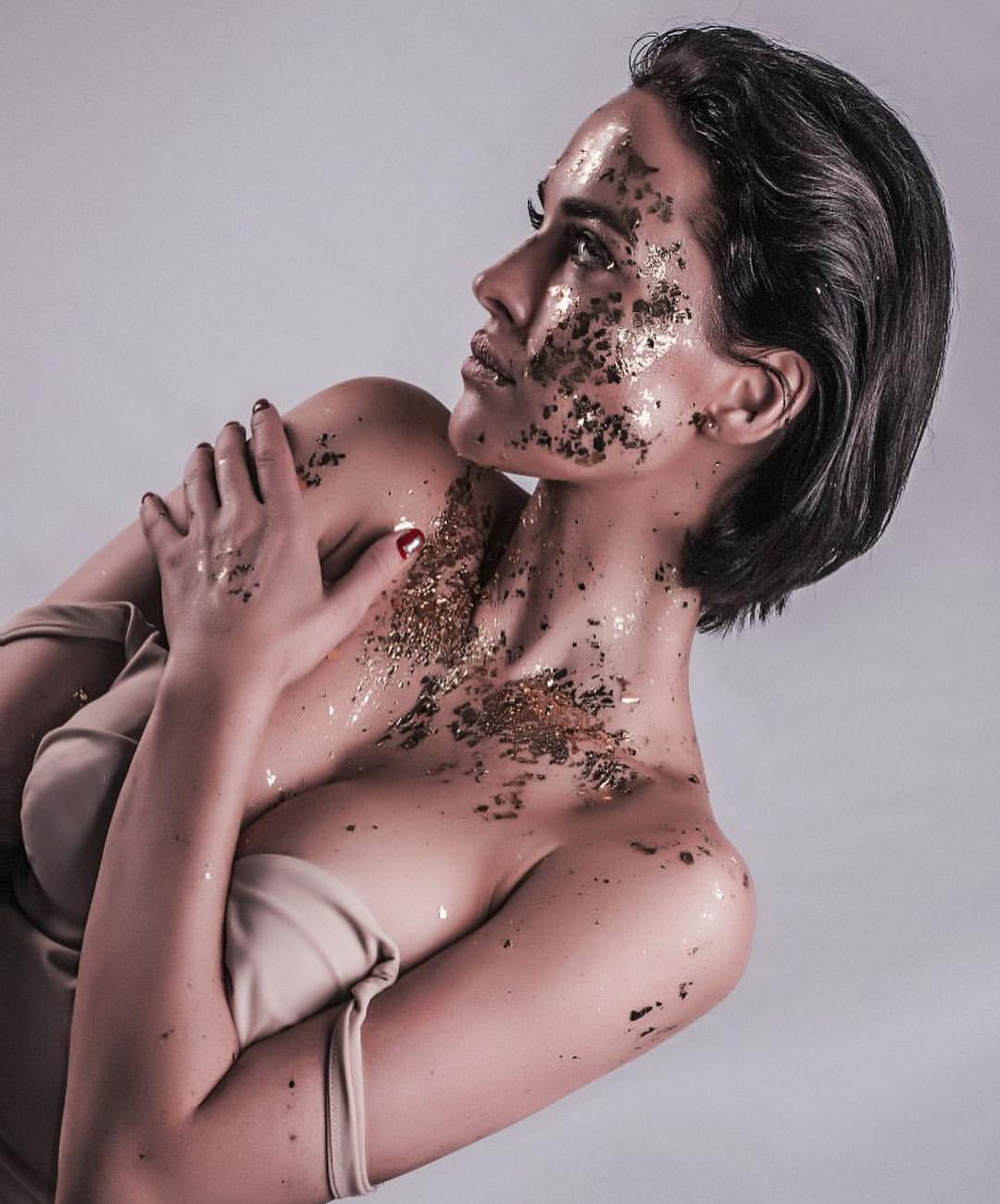 "Произведение искусства": "блестящая" Даша Астафьева поразила откровенным фотосетом