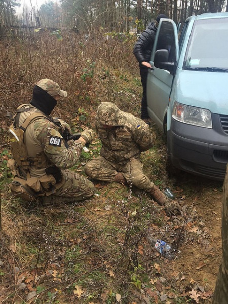 СБУ задержала военнослужащих при попытке продажи боеприпасов
