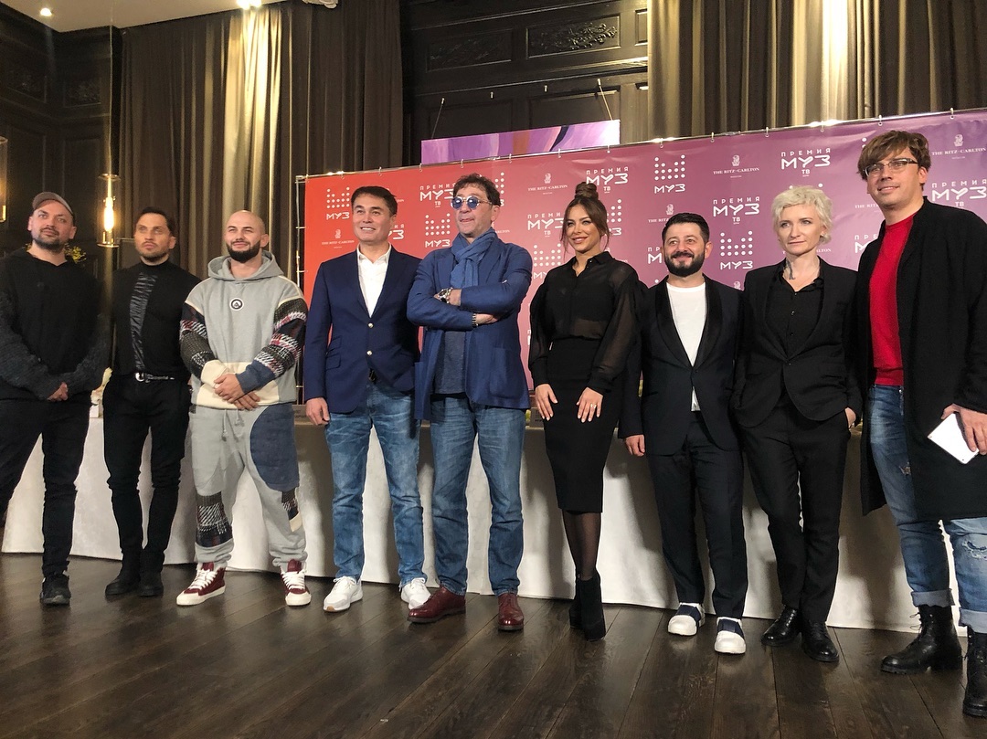 Ані Лорак здивувала скромним ультра-чорним образом і незвичайною зачіскою