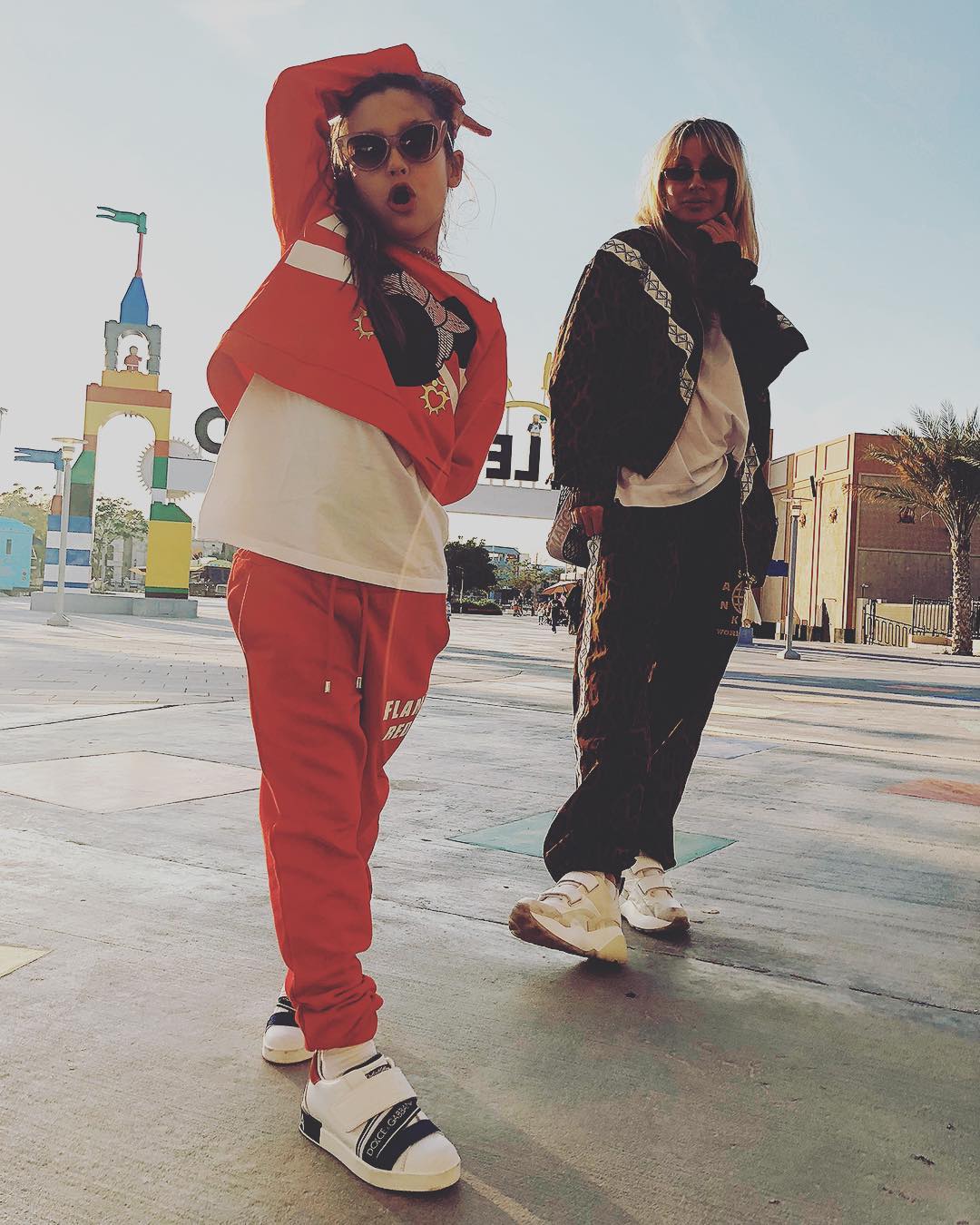 "Две суперзвезды": Светлана Лобода вышла на прогулку со стильной дочкой