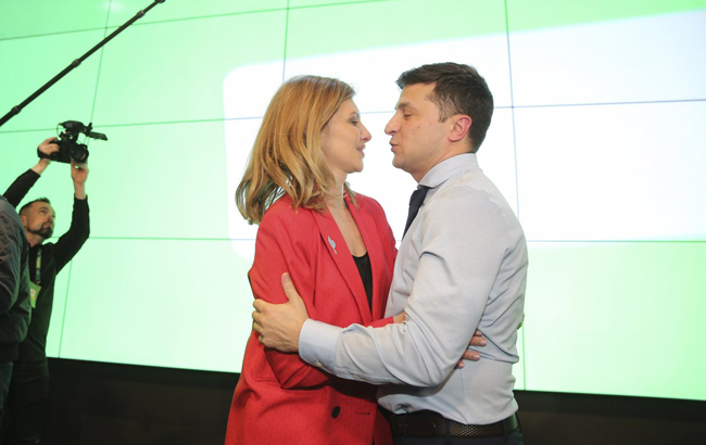 Дорогой французский бренд: сколько стоит красный костюм Зеленской