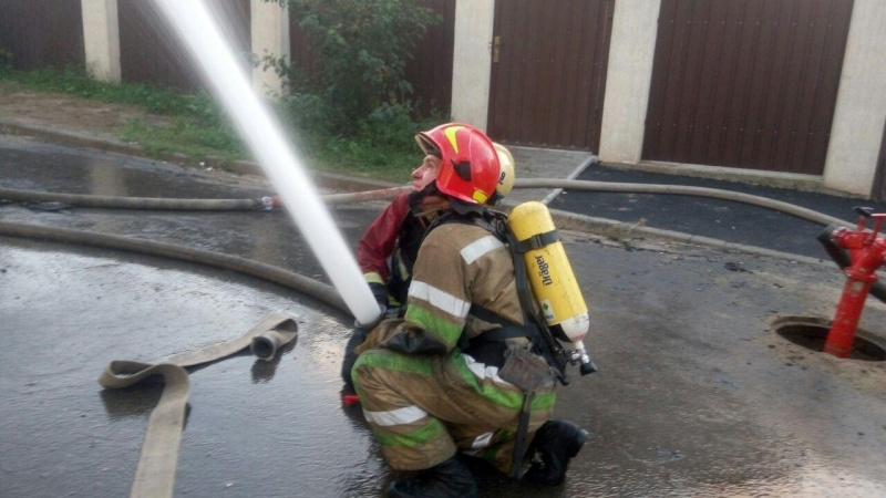 В Киеве горела пятиэтажка, воспламенилось 800 "квадратов"