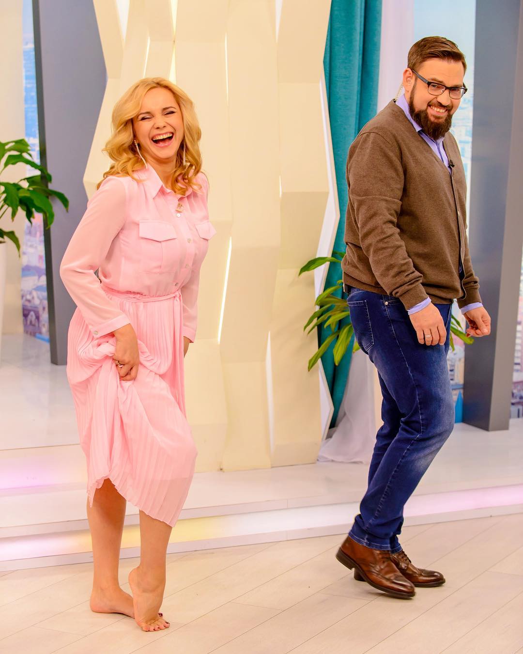 Сплошной позитив: Лилия Ребрик босиком станцевала "лунную походку" 