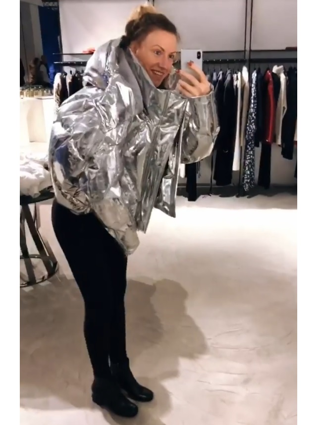 Леся Никитюк в стильном пуховике