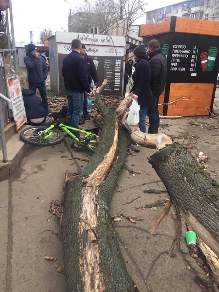 У Києві на проїжджу частину впав дах будівлі