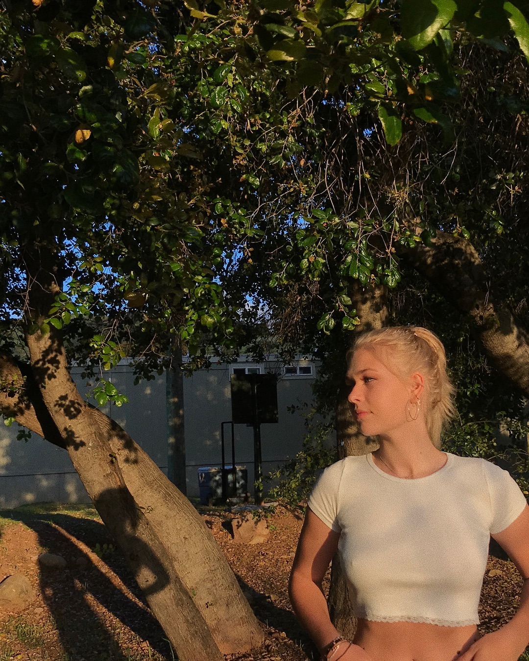 Очарование юности: дочь Брежневой покорила солнечным фотосетом в коротком топе