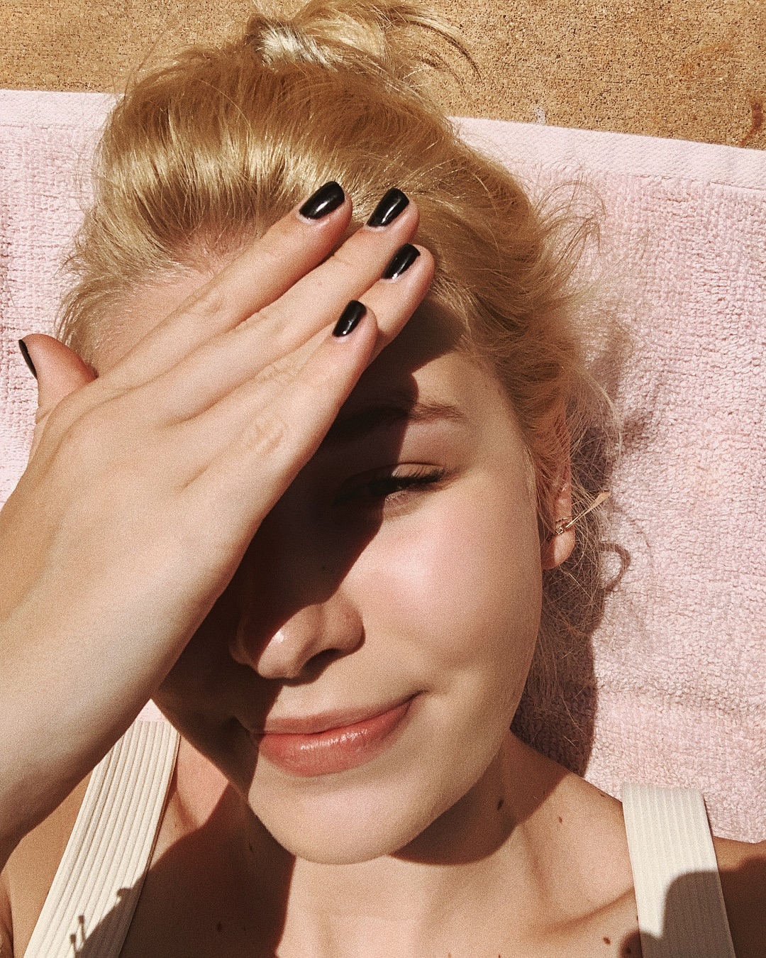 Очарование юности: дочь Брежневой покорила солнечным фотосетом в коротком топе