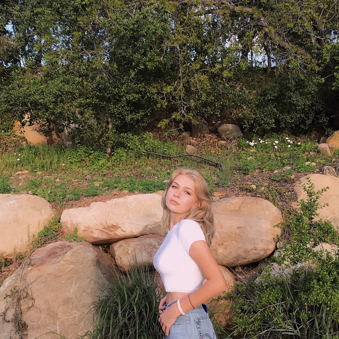 Очарование юности: дочь Брежневой покорила солнечным фотосетом в коротком топе