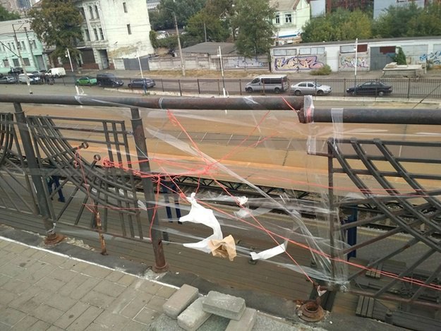 Мост в Киеве "перемонтировали": столичные коммунальщики изобрели новый способ