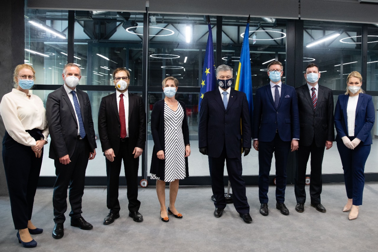 Порошенко обговорив з послами Балтійських та Скандинавських країн посилення санкцій проти Росії