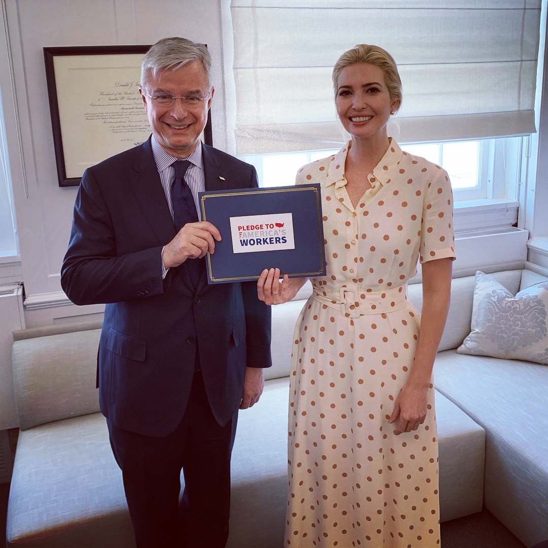 Ты же девочка: топ-3 самых женственных нарядов Иванки Трамп