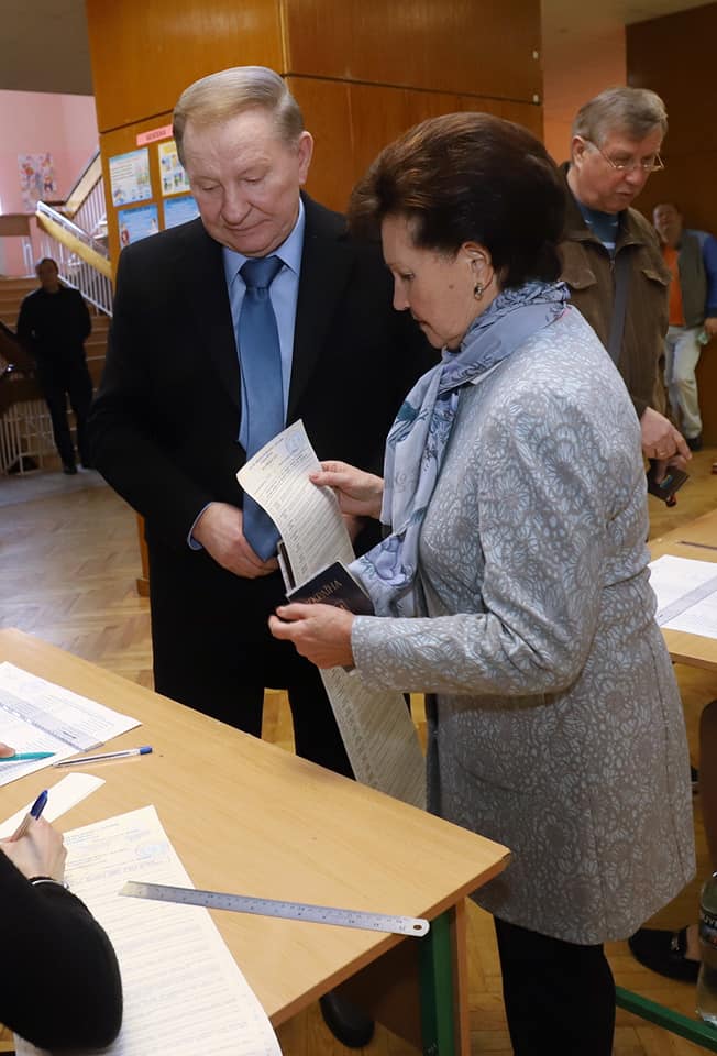 Как голосуют на выборах президента политики и чиновники Украины