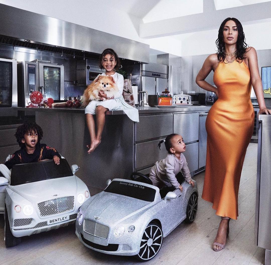 Детка, ты космос! Ким Кардашьян примерила футуристические образы для Vogue Japan