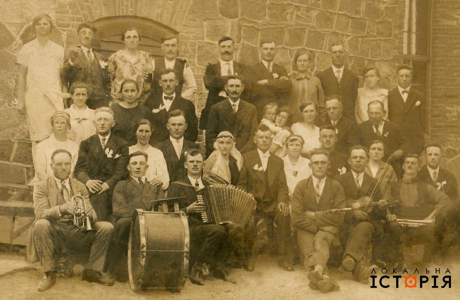 Подивіться унікальні фото весіль із сімейних альбомів українців: яскраво і колоритно