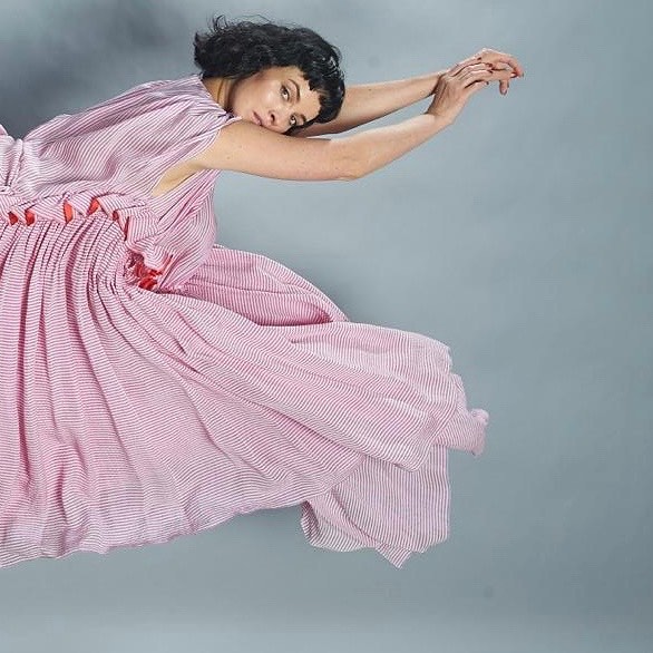 Соблазнительная Даша Астафьева в плаще засветила бесконечные ноги