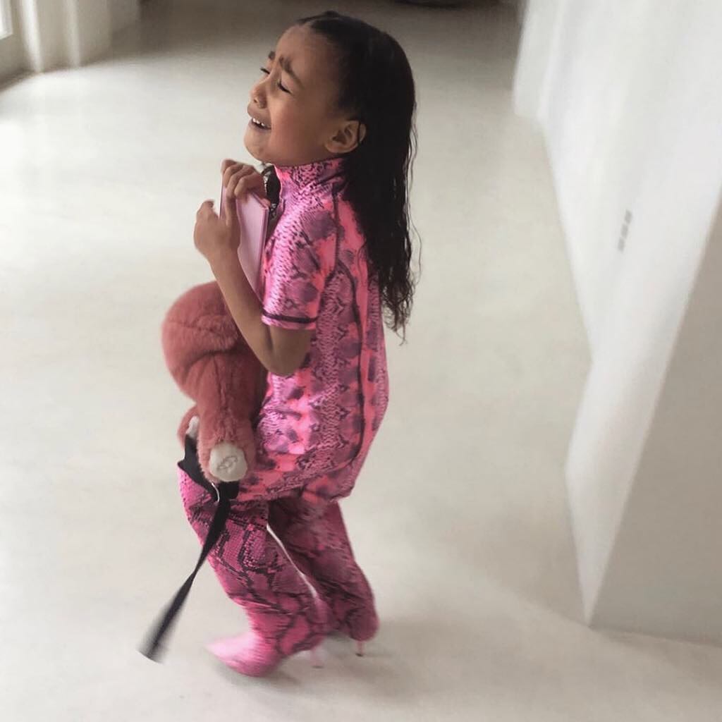 Он идеален: Ким Кардашьян впервые показала лицо новорожденного сына